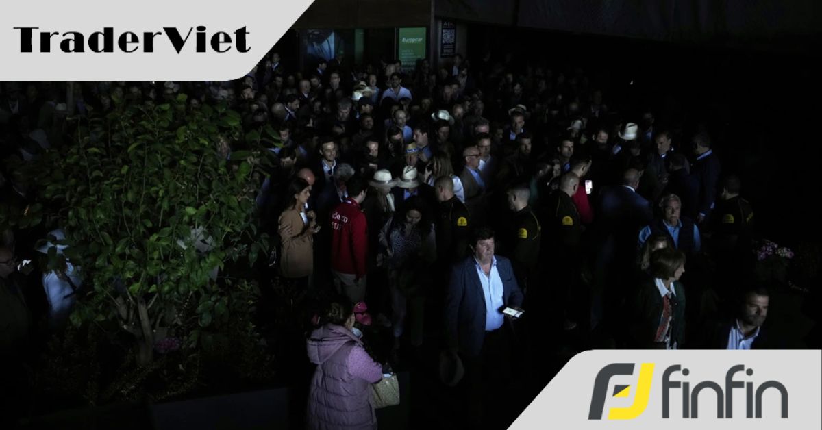 Chùm ảnh hàng loạt thành phố lớn ở châu Âu tê liệt vì mất điện "chưa từng có”: Giao thông hỗn loạn, sân bay ngừng hoạt động, dịch vụ điện thoại và ATM