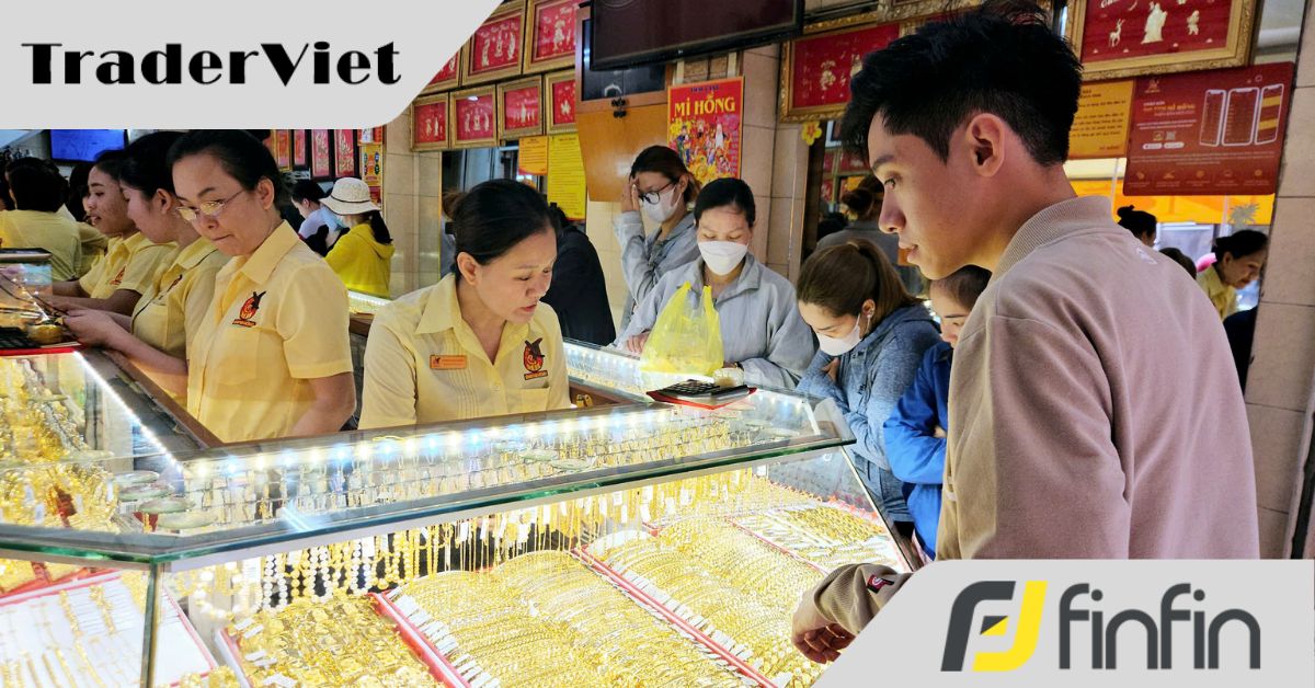 Vàng “sập giá” theo giờ, người dân ồ ạt đi bán, nhiều cửa hàng ngừng mua vào