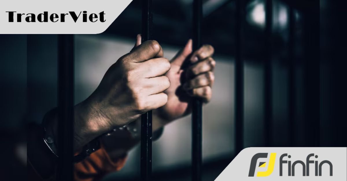 Nhóm nhân viên ghép hình khách hàng vào ảnh bàn thờ để thu hồi nợ