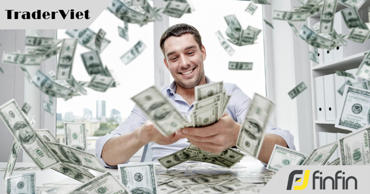 Người trẻ giàu có điên cuồng ôm vàng, tiền số