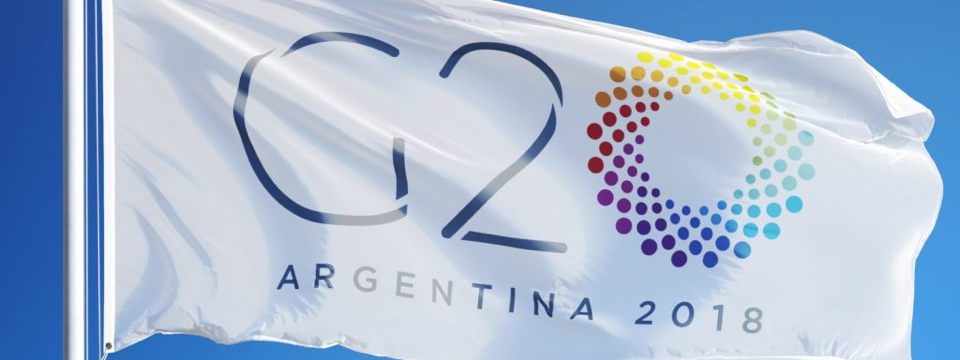 Nào ta cùng bay, bay, bay :D Ông nội đã phòng thủ thành công !