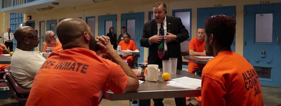 Học cách đọc và đầu tư chứng khoán trong trại giam