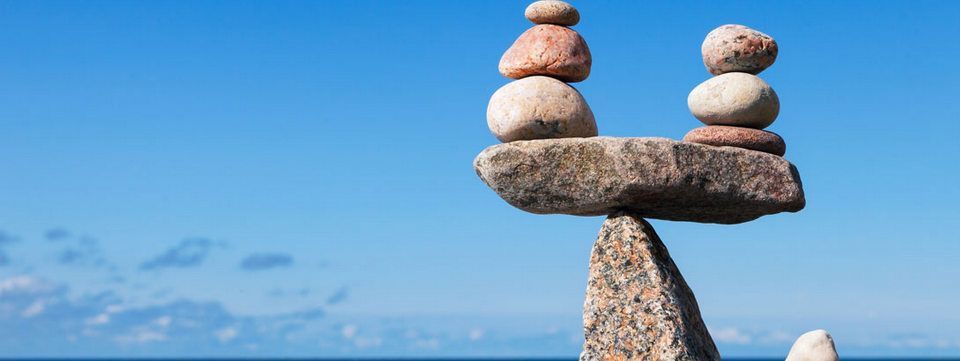 Dự đoán thị trường hay đi theo xu hướng, phương pháp nào sẽ giúp trader kiếm được nhiều lợi nhuận