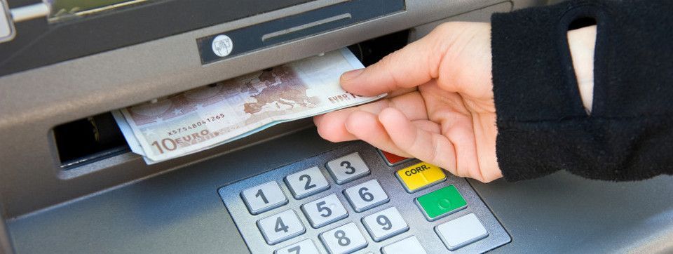 Ngân hàng bị lỗi, anh này tự nhiên "số hưởng" với hơn 30 tỷ để chơi xe, vũ nữ thoát y các loại