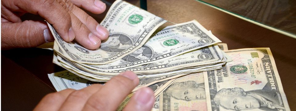 USD đang đi chậm hay đã chệch hướng so với anh em cùng thuyền của nó?