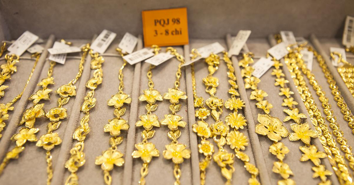 Rủi ro mất tiền từ việc tranh thủ "lướt sóng" vàng, tiền điện tử