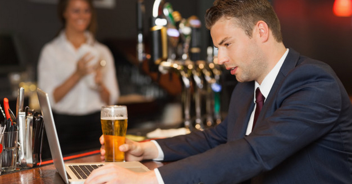 Trader giao dịch 7.000.000 thùng dầu trị giá 520 triệu đô khiến công ty lỗ sấp mặt chỉ vì say xỉn!