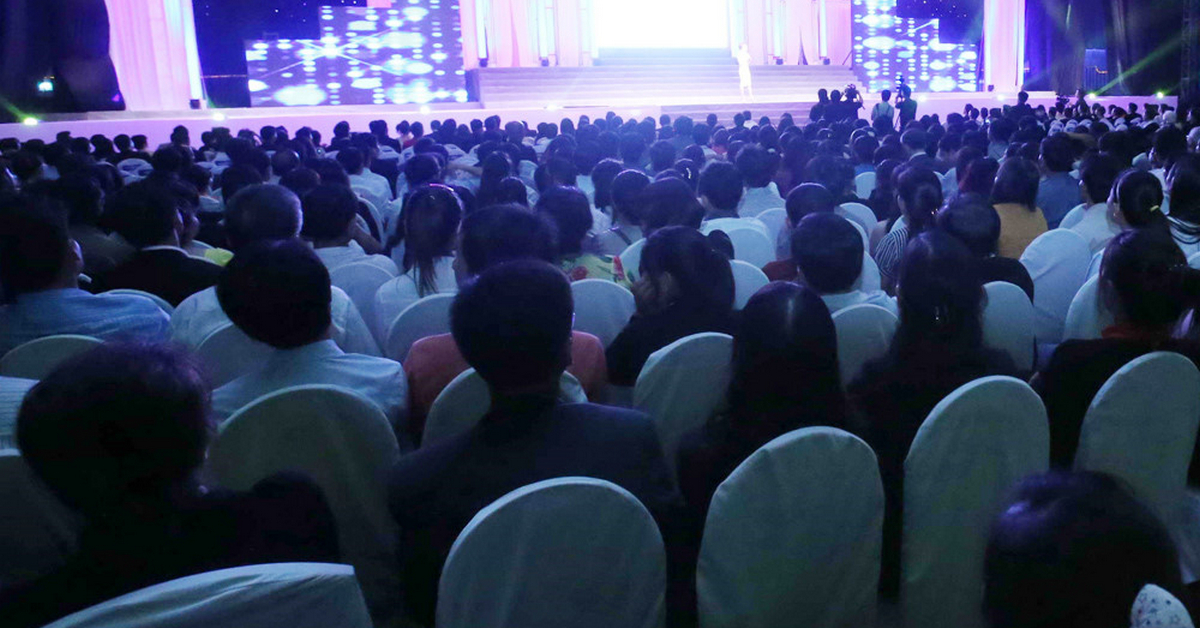 Bọn lừa đảo tài chính lừa chúng ta tại hội thảo như thế nào?