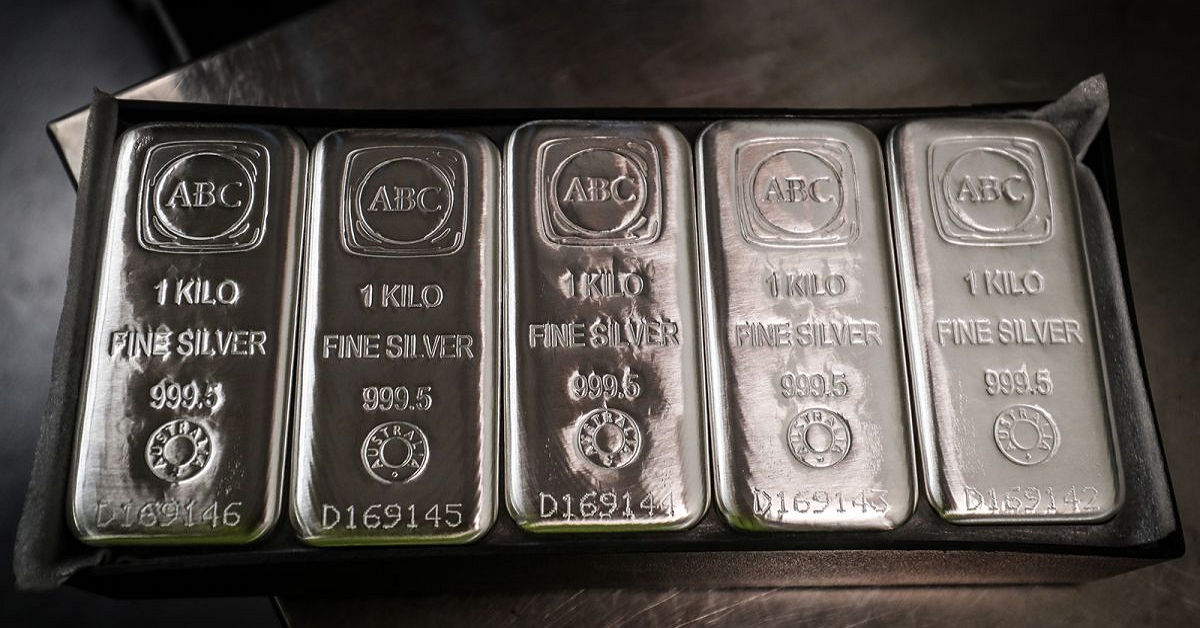 Khi người thường đổ xô mua vàng, giới đầu tư âm thầm rót tiền vào bạc với mức tăng giá gần 40%